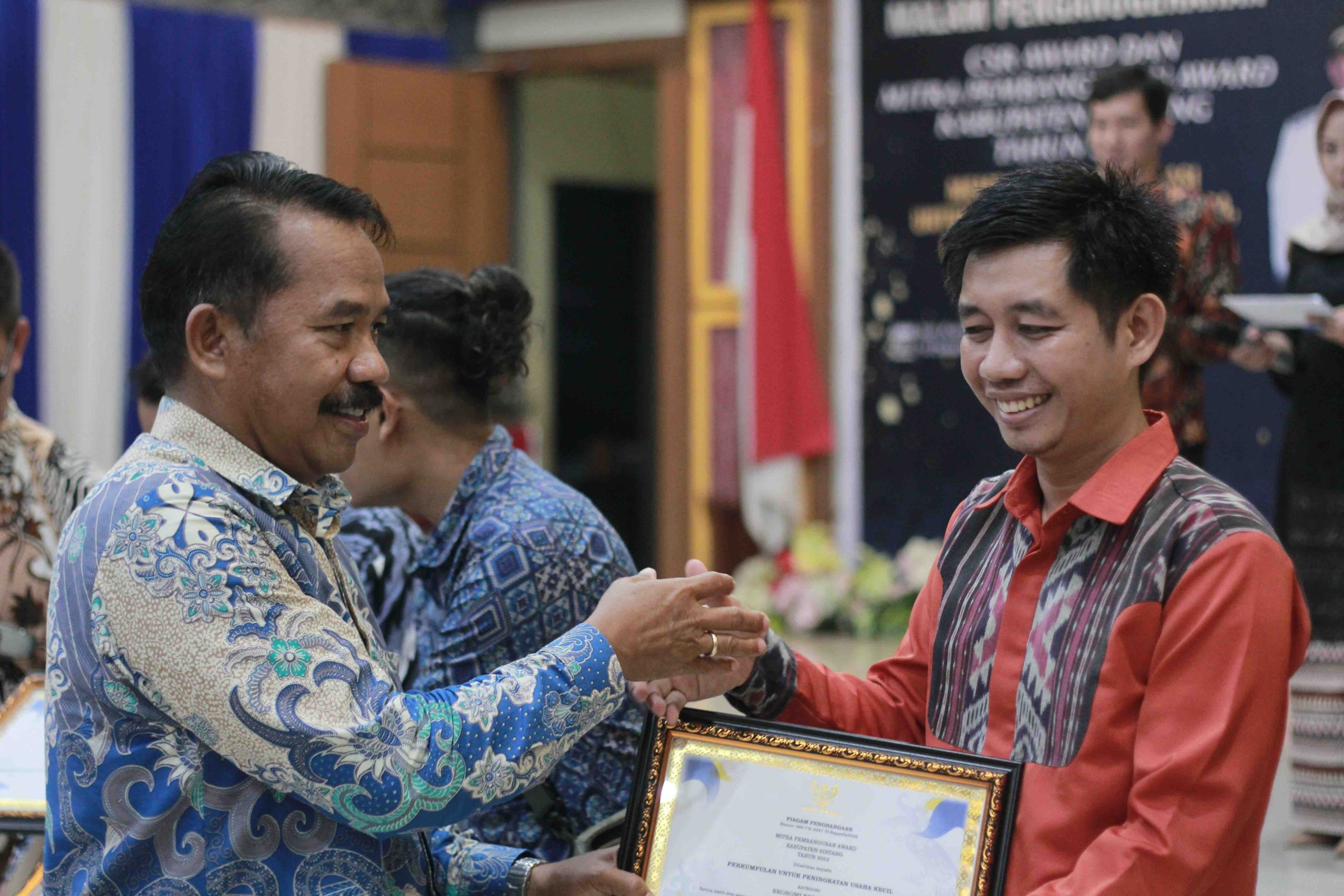 Berkat kiprahnya, SSL menerima Mitra Pembangunan Award Kabupaten Sintang pada bulan Desember lalu.